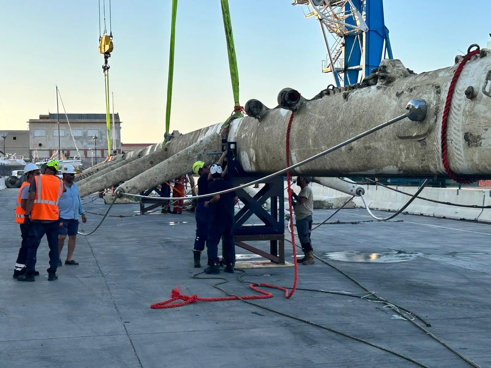 2025-06-30 The mast of Bayesian delivered onto the port site in Termini Imerese 2