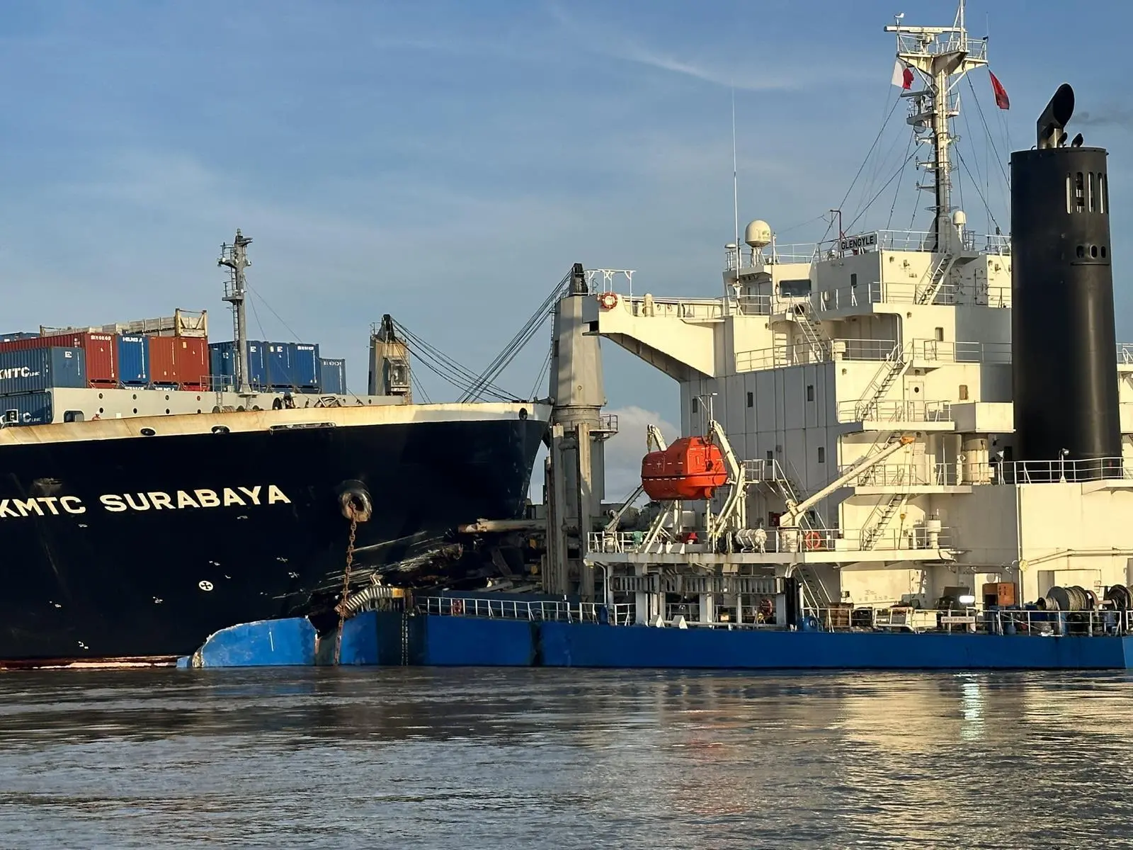 A container ship and bulk carrier were locked together following collision in Vietnam (Tuoitre.vn)