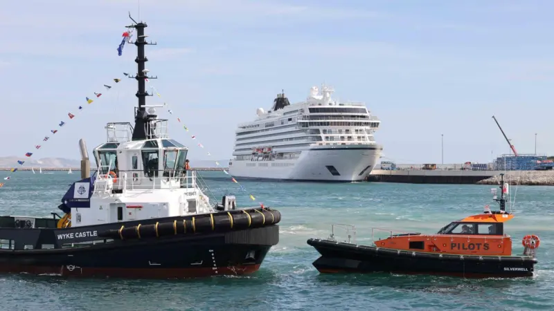 The image shows the Wyke Castle tug and the Silverwell pilot boat on the water