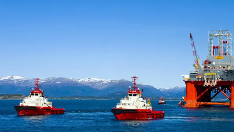 A picture of Buksér tugs on the water