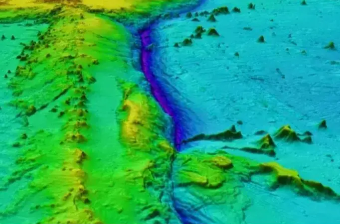 The image shows Raymarine bathymetric data