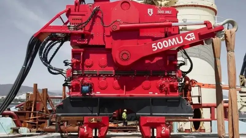 The image shows a vibro hammer on the quayside