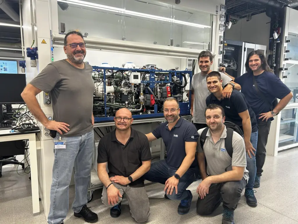 on the left, Attila Husar, Director of the H2 UPC Lab, together with Solé Advance’s engineering team, led by Víctor Miravet.