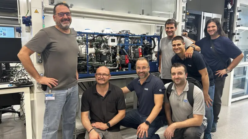on the left, Attila Husar, Director of the H2 UPC Lab, together with Solé Advance’s engineering team, led by Víctor Miravet.