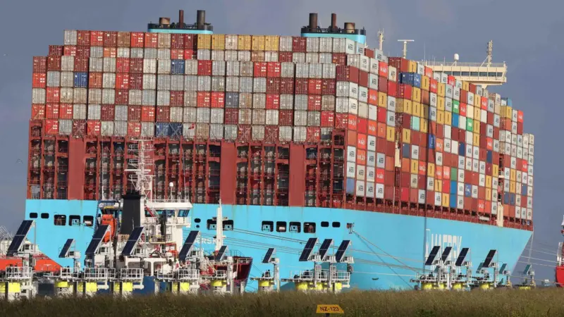 Container ship widths call for specialist cargo handling cranes not availabe at sea for salvors (Peter Barker)