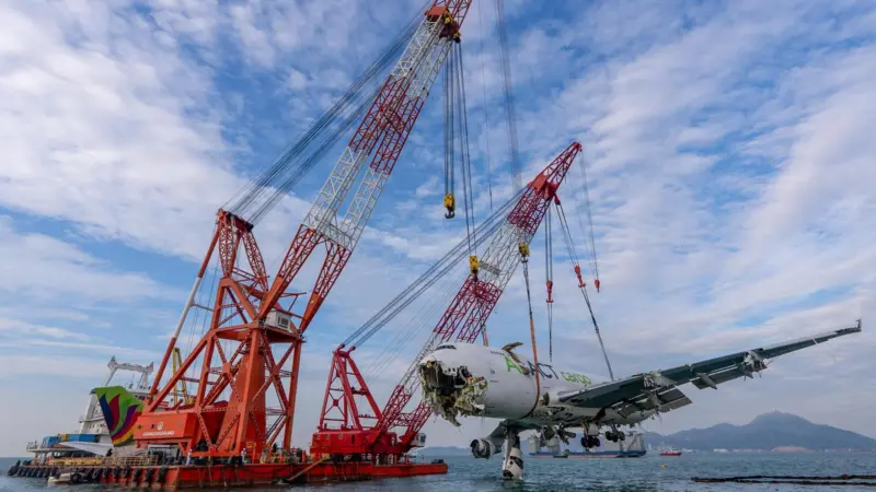 The wreck of the jumbo jet is raised by Guangzhou Salvage (Hong Kong International Airport)
