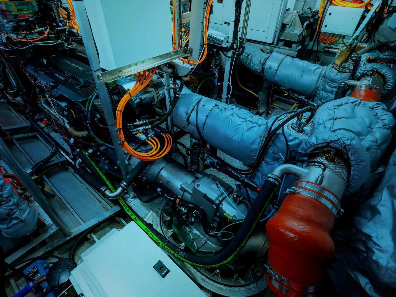 D13-IPS1350-Hybrid-engine-room