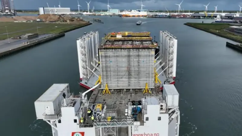 The image shows the Caissons being transferred to the Scaldia terminal for final finishing works