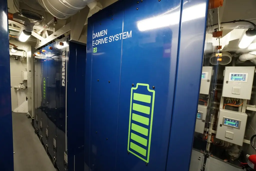 BATTERY ROOM DAMEN RSD TUG 2513 ELECTRIC