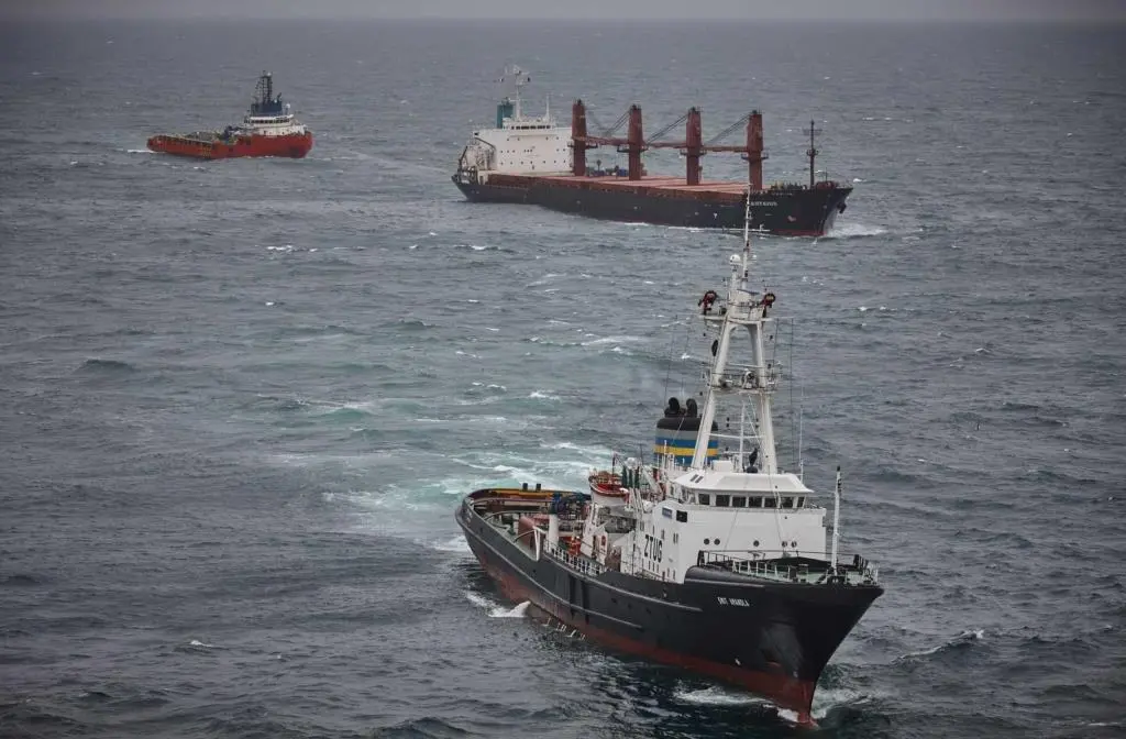 Originally 'S.A John Ross' and operating here as 'Smit Amandla' during a typical ship-assist operation (AMSOL)