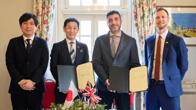 Image shows (left to right): Noriyoshi FUKUOKA, Director, Wind Energy Project Promotion Office, Agency for Natural Resources and Energy, Ministry of Economy, Trade and Industry; Masakatsu Terazaki, Chairperson of the Board, FLOWRA; Manue