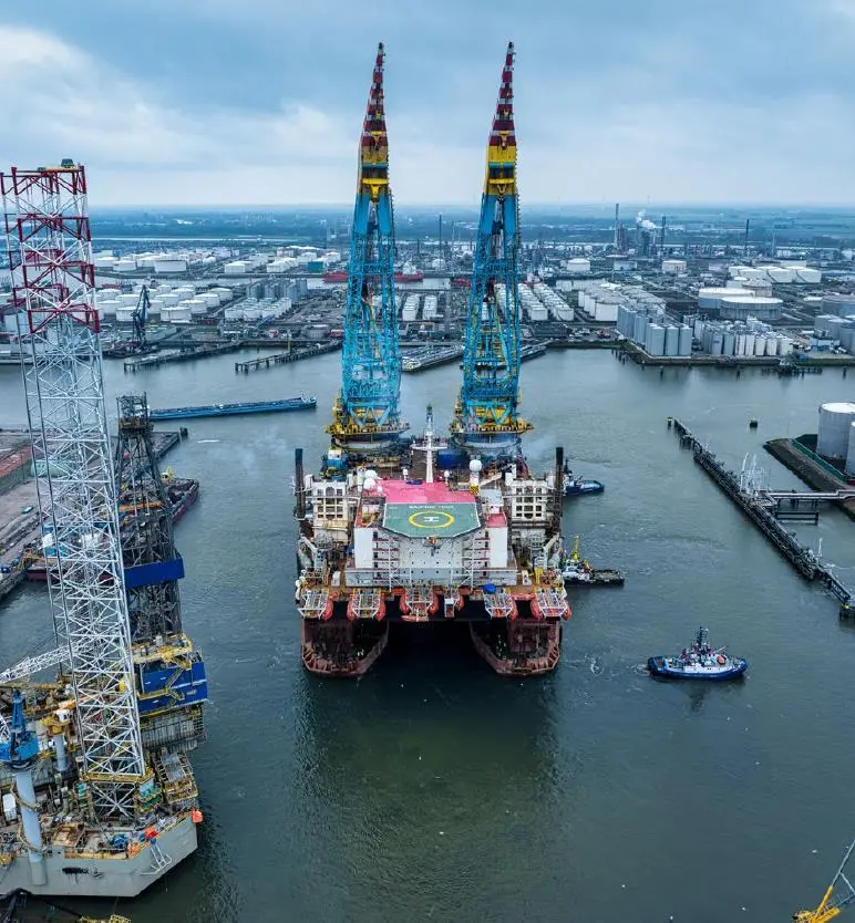 'Saipem 7000' centre with 'Noble Regina Allen' left (Dutch Safety Board)