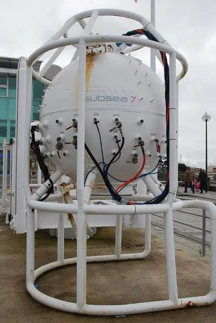 Closed_diving_bell_-_geograph.org.uk_-_936085