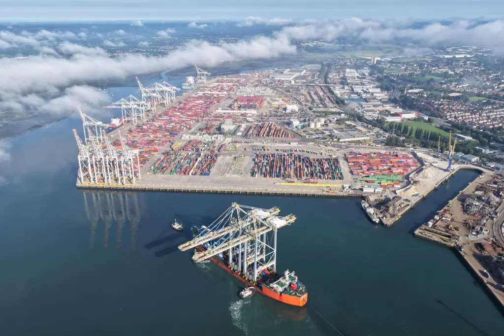 Quay cranes arrive at DP World Southampton 1 (002)
