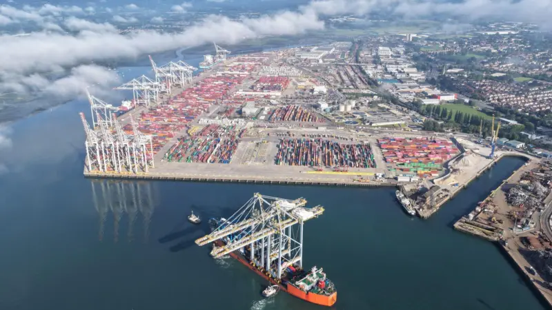 Quay cranes arrive at DP World Southampton 1 (002)