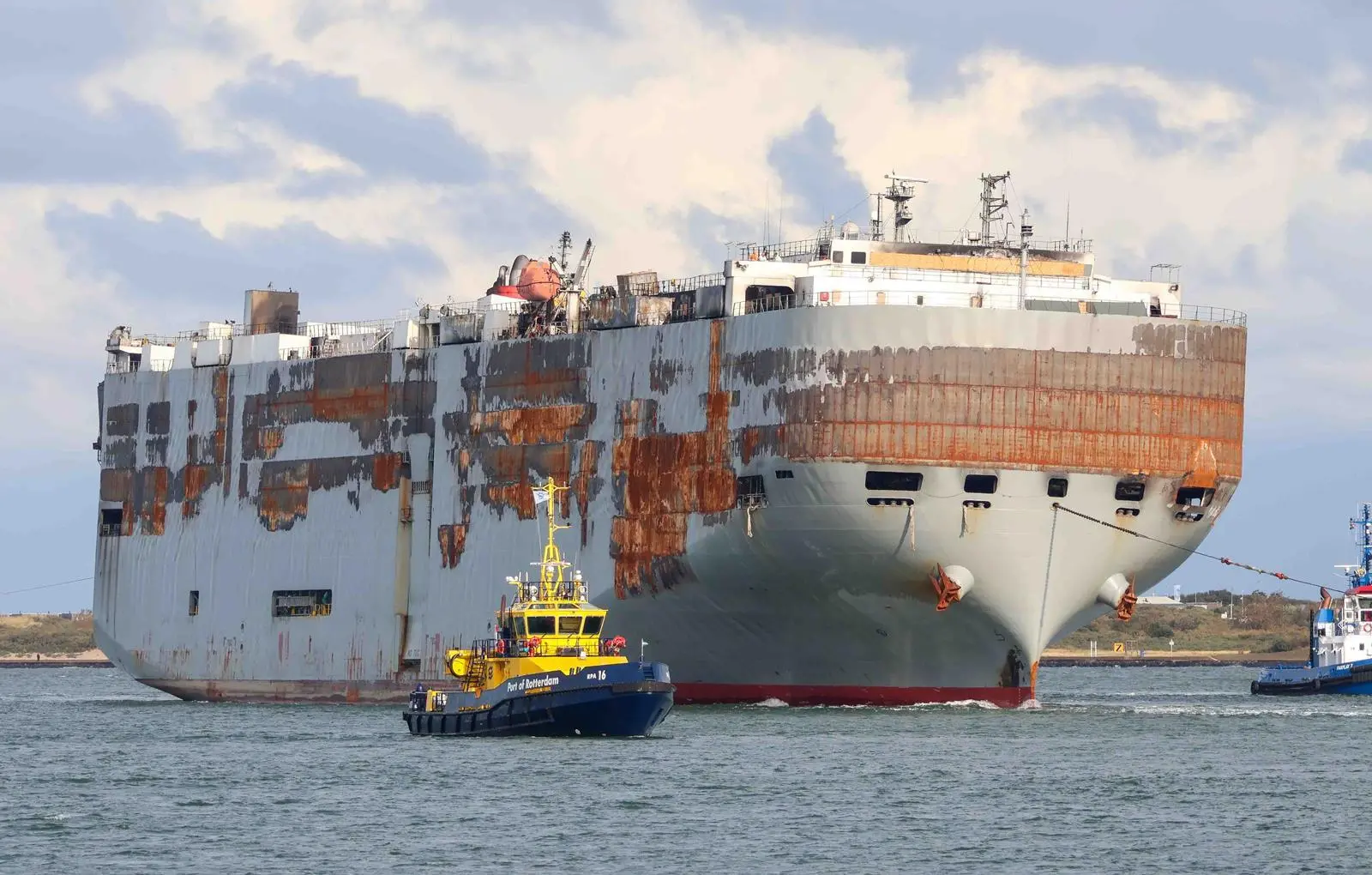 Tugs ensured 'Fremantle Highway's' entry to Rotterdam was completed safely (Peter Barker)