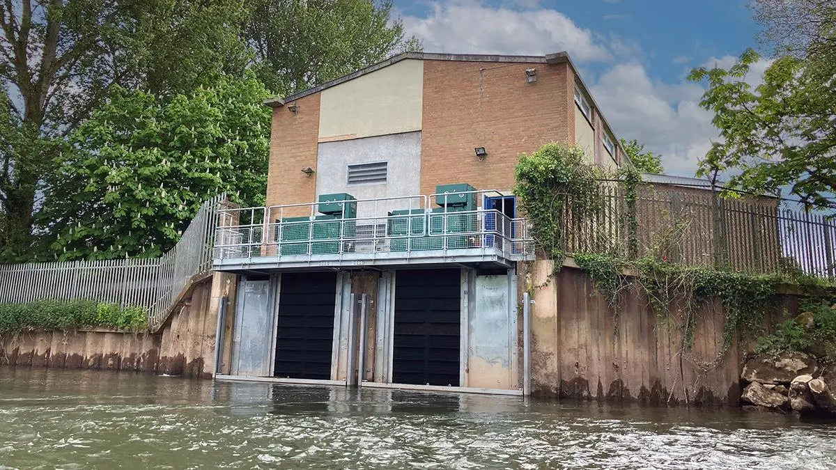 Complete Installation of two S1800 Hydrolox Screens and decking system - Courtesy of South West Water Fishtek ltdnorthbridge-01-1