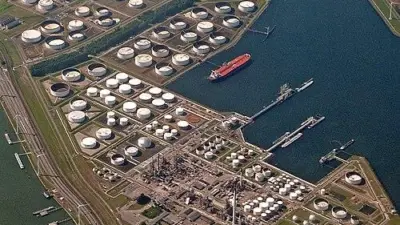2014.06-418-197ap2_harbour(Europort,5th_Petroleum_port),storage_tank,industry_Rotterdam,NL_sun15jun2014-1634h